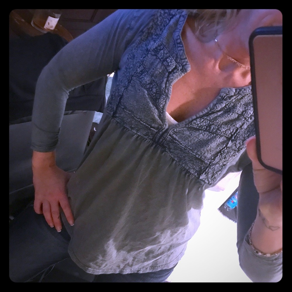 Lucky Brand size small... Beautiful 3/4 shirt!